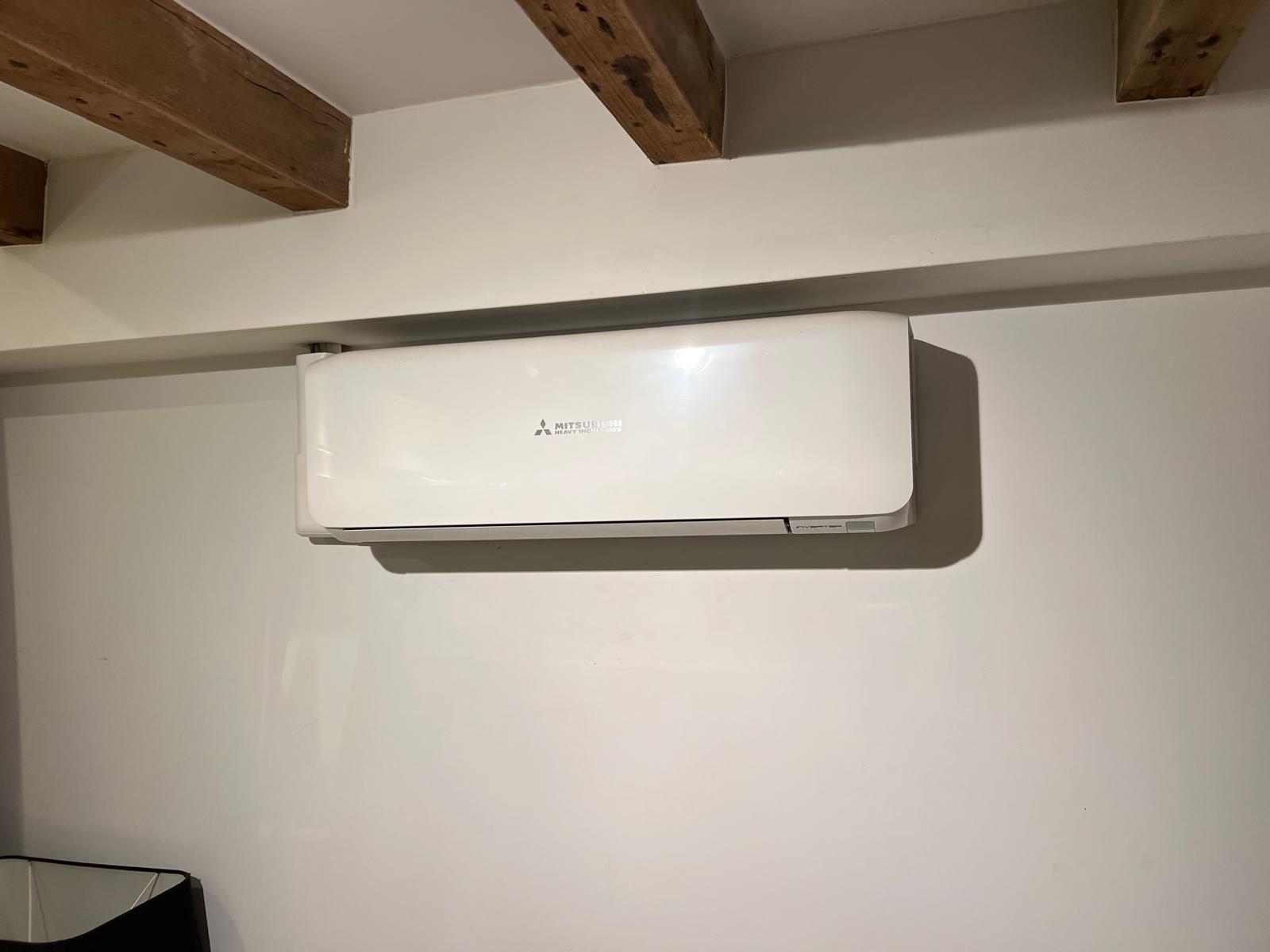 Mitsubishi airco wandunit strak gemonteerd