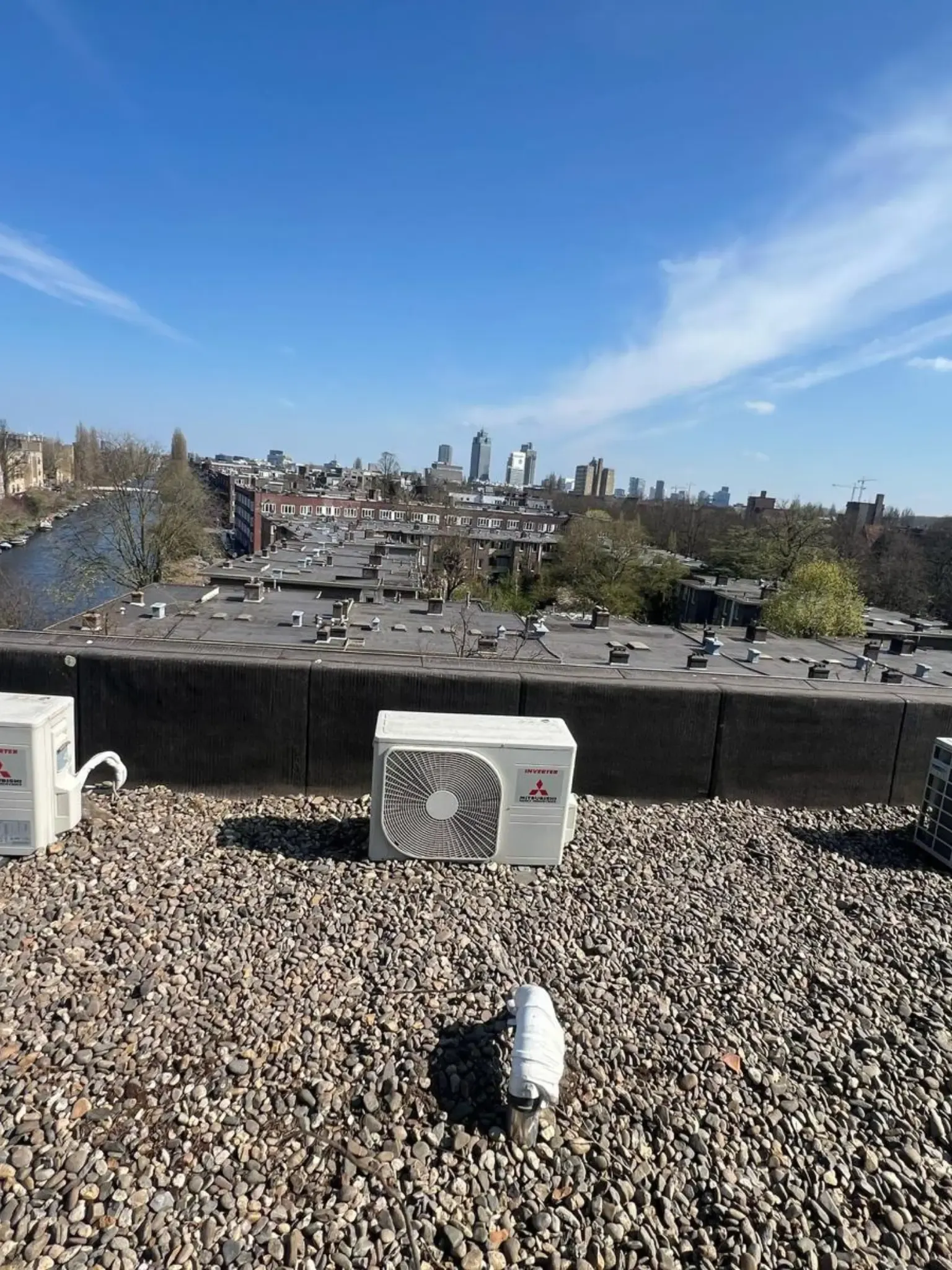 Warmtepomp buitenunit op dak