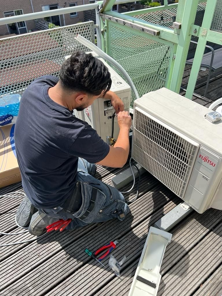 Installatie Fujitsu buitenunit op balkon